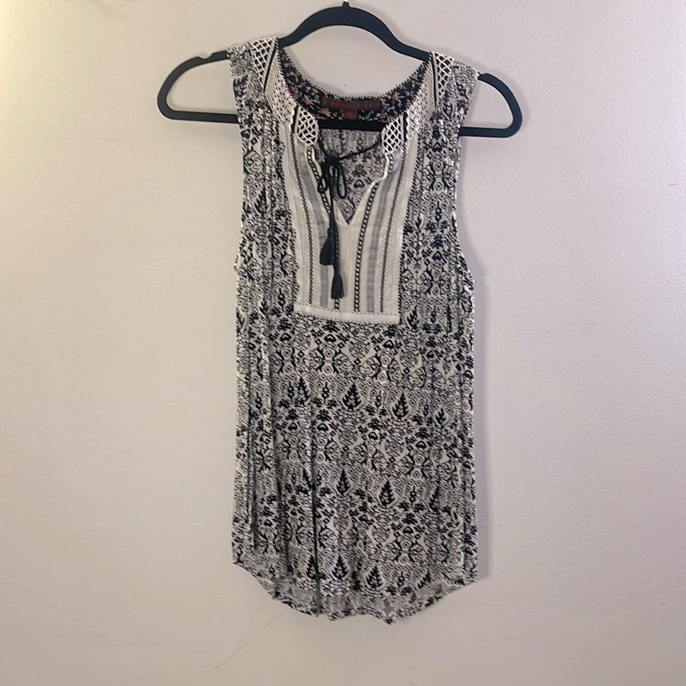 Black and white tunic, top with lace and embroidery detail.